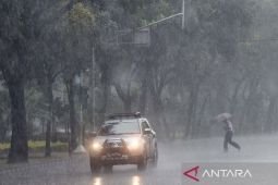 Hujan lebat disertai petir diperkirakan landa sejumlah kota besar di Indonesia