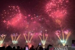 Lautan manusia saksikan kilau kembang api di pantai Ancol