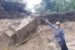 Pemkab Kediri amankan temuan tugu berangka tahun 1123 Saka di Kayunan