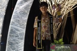 Pelajar Surabaya bawa tiga piala kompetisi fashion show di Thailand