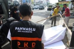 Penertiban alat peraga kampanye di Jember