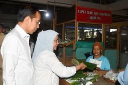 Jokowi dan Ibu Iriana membeli tempe serta sayur di pasar Purworejo