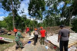 Petugas gabungan Trenggalek bongkar rumah ambruk akibat hujan deras