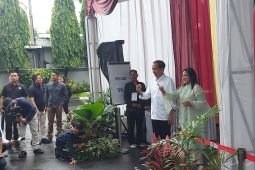 Presiden dan Ibu Iriana Jokowi tunjukkan jari tertanda tinta usai mencoblos