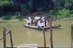 Petugas seberangi sungai distribusikan logistik ke TPS terisolasi