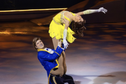 Pemain "Disney on Ice" dilarikan ke RS usai terjatuh saat pertunjukan es