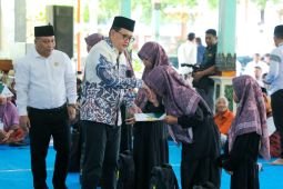 Pj. Gubernur Adhy salurkan zakat produktif di Madiun