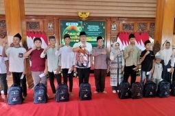 Pj Wali Kota Mojokerto bersama Khofifah salurkan santunan untuk 500 anak yatim