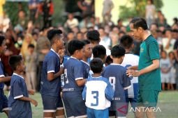 Jokowi main bola bareng SSB Gorontalo United