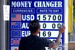 Jelang akhir pekan, rupiah melemah seiring rilis data PDB AS lebih rendah