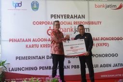 Bank Jatim serahkan bantuan penataan alun-alun ke Pemkab Ponorogo
