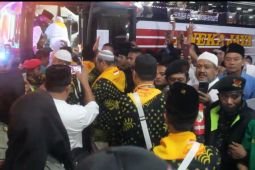Pemberangkatan 306 JCH Pacitan diwarnai isak tangis keluarga
