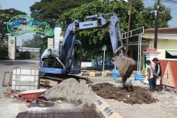 Pemkot Madiun percantik trotoar kawasan Taman Wisata Ngrowo Bening