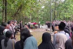 Jenazah polisi dibakar istrinya dimakamkan di Jombang