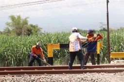 Minimalkan risiko, Daop 7 Madiun tutup pelintasan liar di Kediri