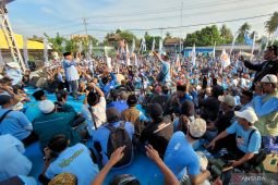 Puluhan ribu pendukung paslon "Karunia" berjubel di alun-alun Taman Lanceng Kapongan Situbondo