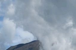 Erupsi Gunung Ibu tidak terlihat akibat tertutup awan