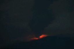Gunung Ibu di Halmahera Barat keluarkan sinar api 100 meter