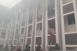 Sebanyak 10 unit Damkar dikerahkan atasi kebakaran gedung UIN Jakarta