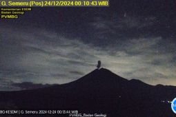 Erupsi Gunung Semeru disertai letusan setinggi 900 meter di atas puncak
