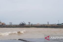 Tim gabungan evakuasi ABK kapal tanker terdampar di Pamekasan