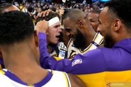 NBA: LeBron James bertahan di Lakers untuk berduet dengan Doncic