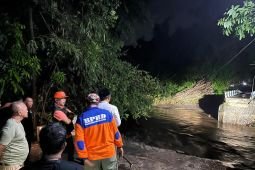 Jembatan putus diterjang banjir akibatkan ratusan warga terisolir