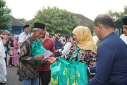 Gubernur Khofifah salurkan 500 paket sembako bagi tenaga pendidik