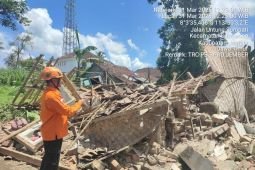 Tiga orang terluka akibat rumah ambruk di Jember
