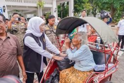 Gubernur Khofifah bagikan 1.500 paket sembako dan zakat mal sambut Idul Fitri