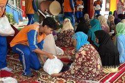 Siswa Sidoarjo bagikan sembako kepada lansia saat Ramadhan