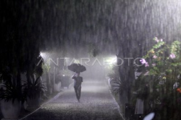 Minggu, hujan mengguyur mayoritas kota besar di Indonesia