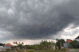 BMKG: Akhir pekan, Surabaya berpeluang hujan dengan disertai petir