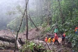 Polisi alihkan arus Batu-Mojokerto imbas longsor jalur Pacet-Cangar