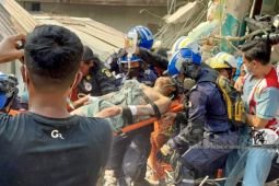 Seorang korban gempa selamat setelah terperangkap selama enam hari