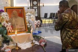 Umat Katolik mulai tiba di Basilika Santo Petrus untuk pemakaman Paus