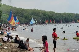 12.680 orang kunjungi Pasir Putih Situbondo selama libur Lebaran