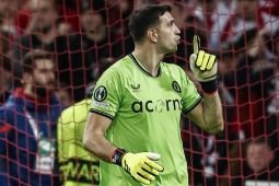 Barcelona berencana datangkan kiper Emiliano Martinez