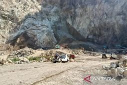 Polisi: 11 korban longsor Gunung Kuda belum ditemukan