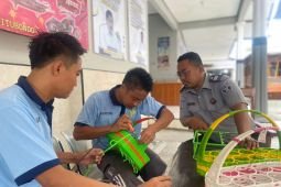 Narapidana Rutan Situbondo dilatih buat kerajinan dari rotan sintetis