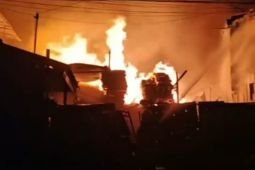 Sebanyak 17 unit damkar diterjunkan padamkan kebakaran rumah di Cipinang