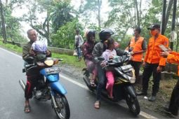 BPBD Jember bagikan masker untuk antisipasi abu vulkanik Gunung Raung