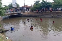 Petugas evakuasi bocah tenggelam di Sungai Ludogung Blitar
