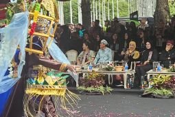 Panitia hingga penonton BEC di Banyuwangi pakai pakaian hitam