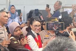 Petugas borgol Nikita Mirzani saat hadiri sidang eksepsi di PN Jaksel