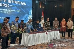 Minister to revitalize schools in all trasmigration area