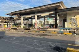 Total 7 halte Transjakarta dibakar saat demonstrasi