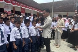 Gibran perbaiki dasi siswa saat tinjau Sekolah Rakyat di Deli Serdang
