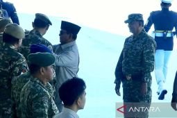 Prabowo rapikan baret Cak Imin, Sultan Bachtiar sebelum mulai upacara