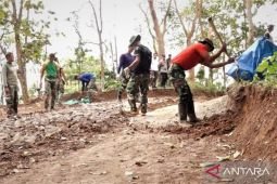 TNI bantu percepat pembangunan desa terisolasi di Madiun lewat TMMD